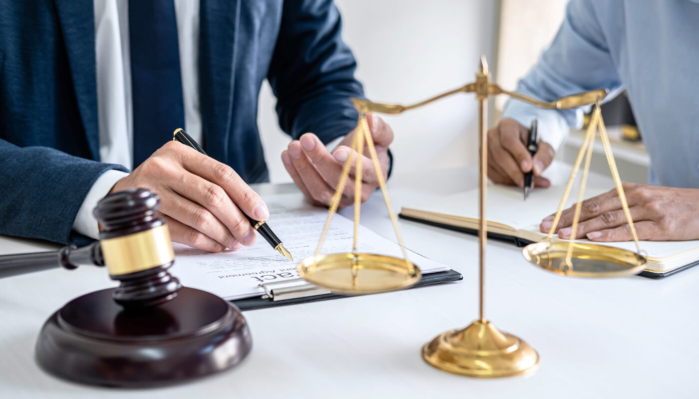 Legally valid will in India being signed by testator